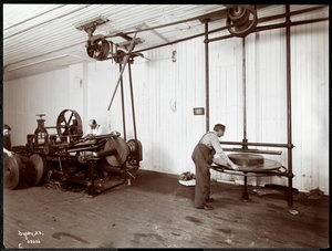 Vista interior de hombres trabajando en cuero en la New York Leather Belting Co., Nueva York, 1906 de Byron Company